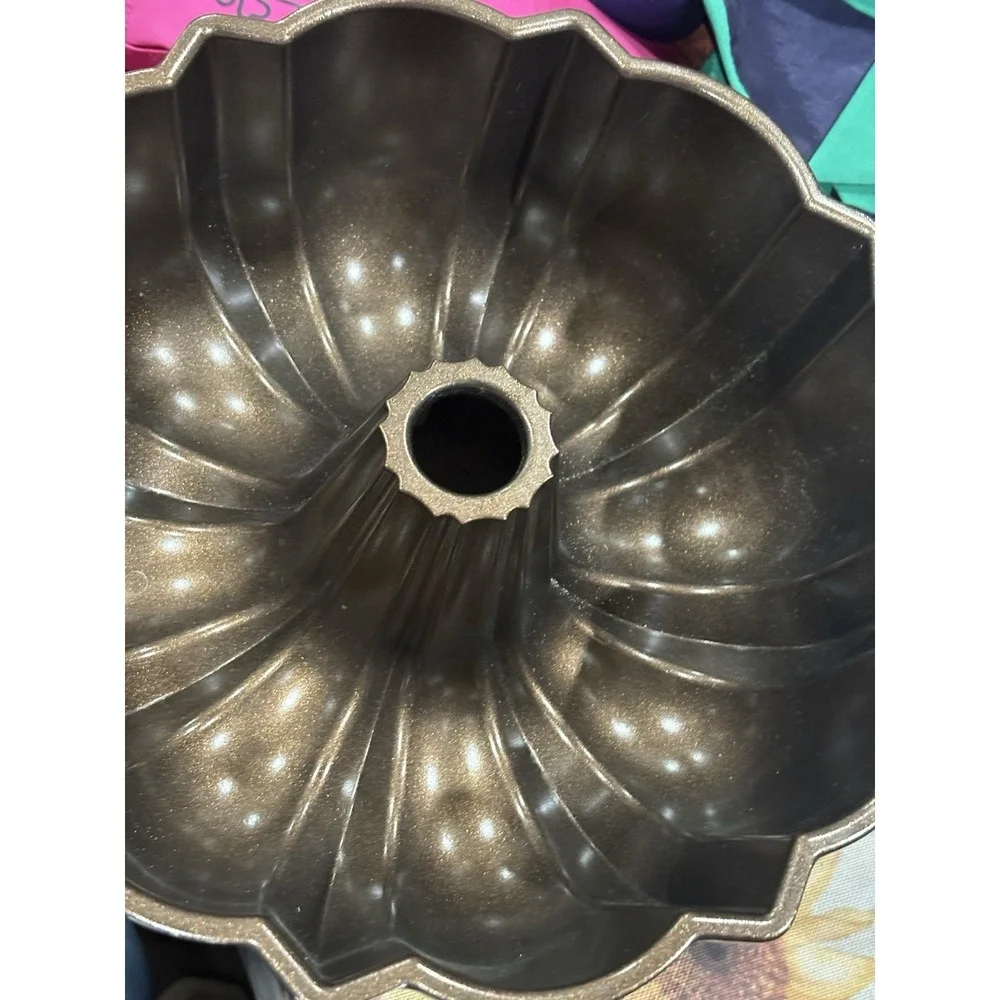Nordic Ware Original Bundt Pan 12-Cup Heavy Cast Aluminum Bronze Nonstick USA